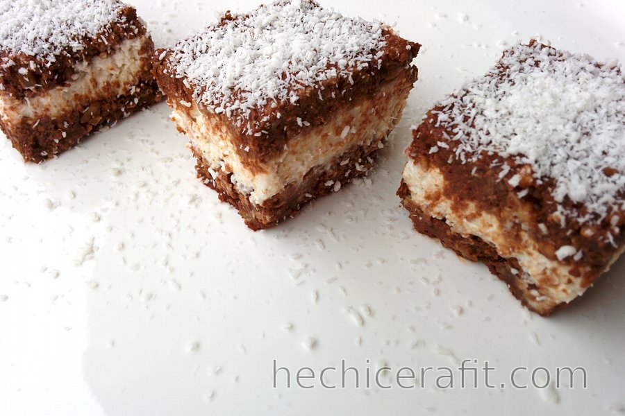 Cuadritos de cacao con relleno de cuajada y coco
