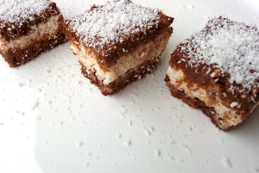 Cuadritos de cacao con relleno de cuajada y coco