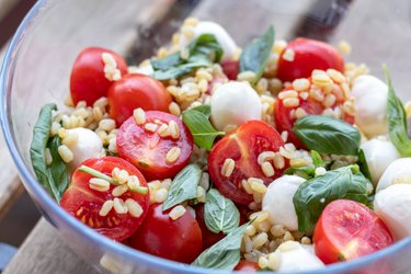 Ensalada Caprese de Bulgur (elaborada con 5 ingredientes)