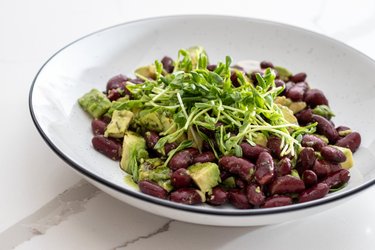 Ensalada templada de frijoles y aguacate (elaborada con 3 ingredientes)