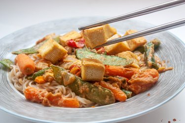 Fideos con tofu en salsa de cacahuete (hasta 5 ingredientes)