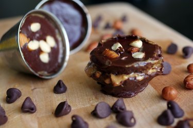 Vasitos de chocolate con relleno de mantequilla de maní