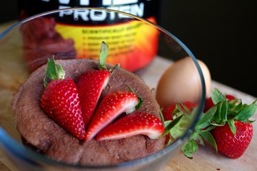 Pastel rápido de proteínas hecho en taza (sin gluten, sin azúcar)