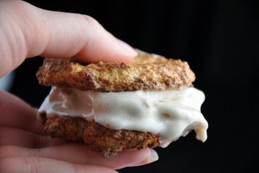 Emparedado de almendra y coco con relleno de helado de banana (Sin gluten)