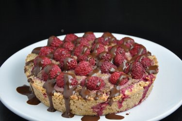 Pastel de frambuesa con relleno de aguacate y cacao (sin gluten)