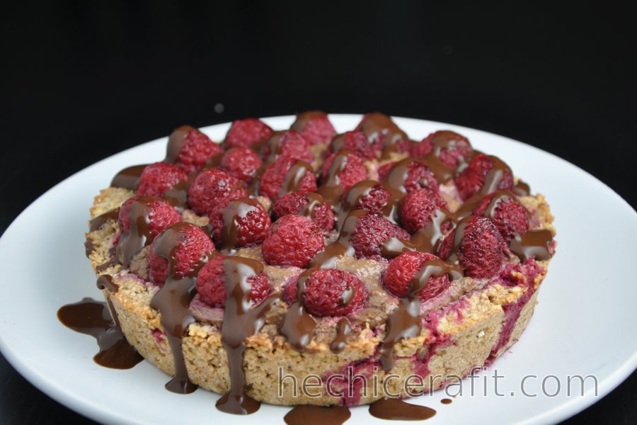 Pastel de frambuesa con relleno de aguacate y cacao (sin gluten)