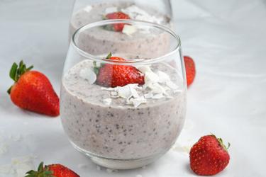 Avena saludable de fresa preparada la noche antes