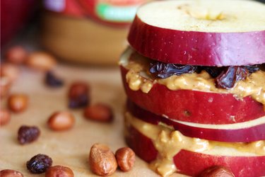 Sándwich saludable de manzana con mantequilla de maní