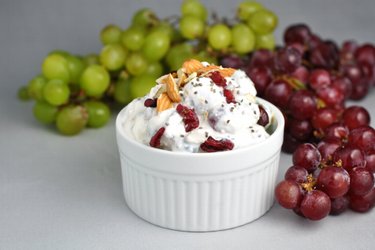 Ensalada Ligera de Uvas con Crema Agria