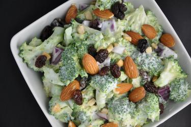 Ensalada saludable de brócoli con pasas y almendras