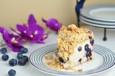 Torta de yogur y arándanos con crocante