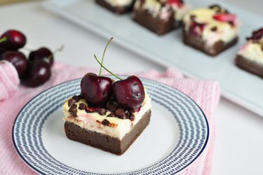 Cheesecake brownie con cerezas saludable