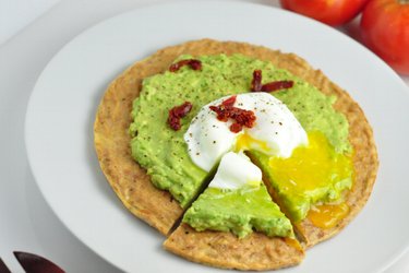 Pizza de Atún y Aguacate con Huevo Escalfado Baja en Carbohidratos