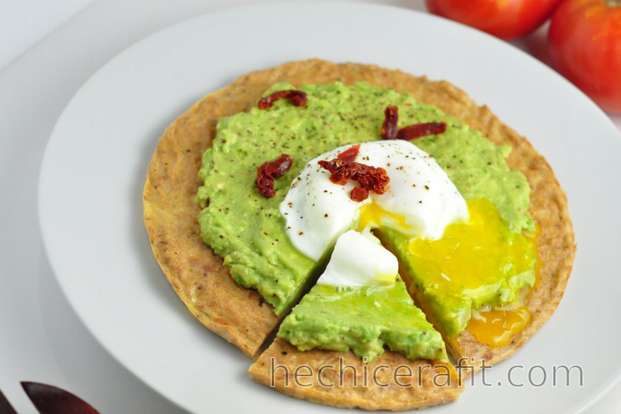 Pizza de Atún y Aguacate con Huevo Escalfado Baja en Carbohidratos