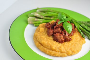 Ternera con puré de guisantes y espárragos