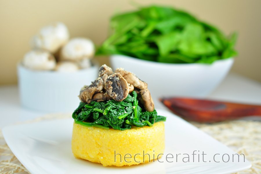 Polenta rápida con espinacas y hongos