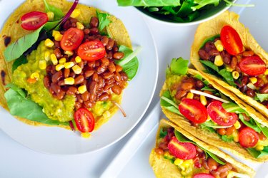 Tortillas de maíz rellenas con aguacate y frijoles