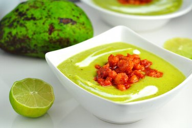 Sopa fría de aguacate con camarones picantes