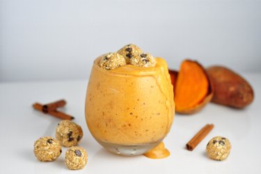 Helado de batata con bolas de avena y chocolate