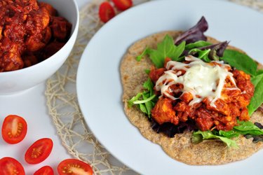 Pechugas de pollo saludables a la barbacoa con panqueques de espelta