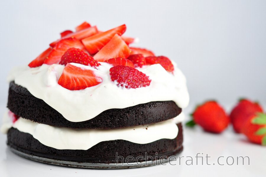 Pastel Saludable de Cacao sin Harina con Crema de Fresa y Queso Quark