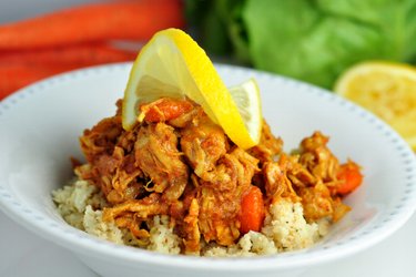 Pechugas de Pollo Bajas en Carbohidratos con Zanahoria y "Arroz" de Coliflor