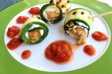 Rollos de pollo y calabacín con requesón y salsa de tomate