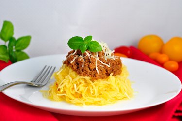 “Espagueti” de calabaza con pavo molido en salsa de tomate