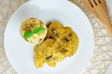 Exóticas pechugas de pollo en salsa de mango y coco con mijo