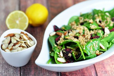 Ensalada de espinacas con aderezo de mostaza, miel y semillas de sésamo