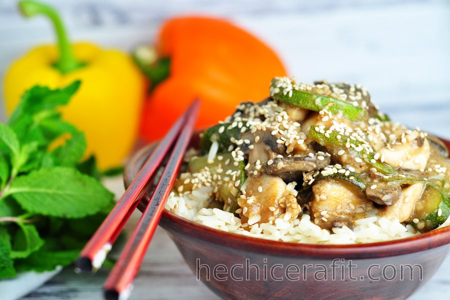 Pechugas de pollo saludables con calabacín, hongos y semillas de sésamo