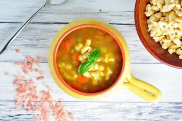 Sopa saludable de zanahoria, guisantes y ñoquis de garbanzos