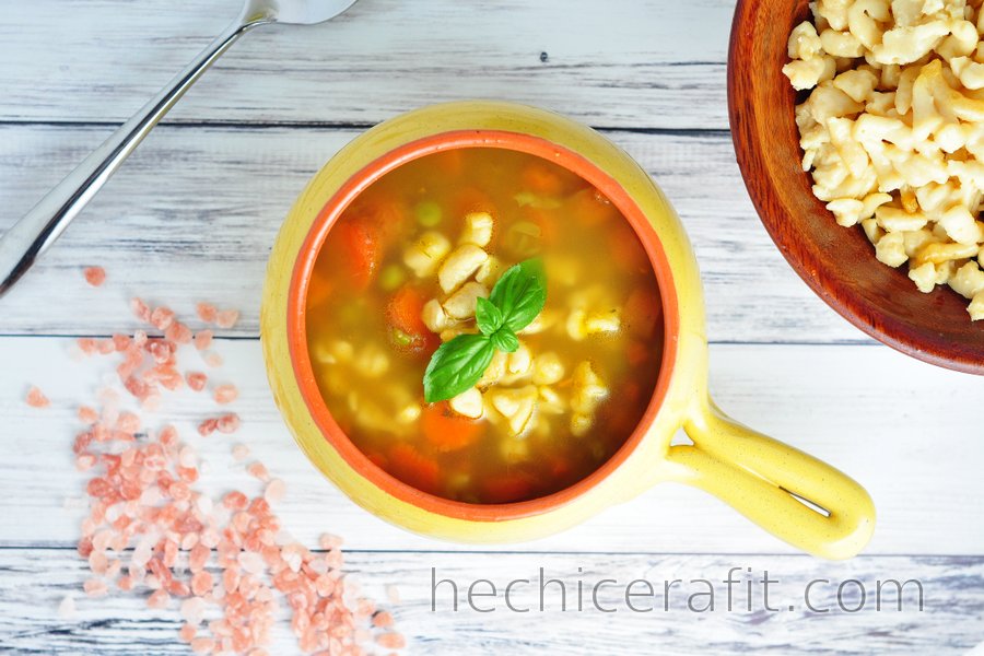 Sopa saludable de zanahoria, guisantes y ñoquis de garbanzos
