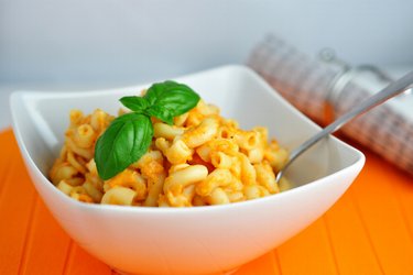 Saludables macarrones con queso en salsa de coliflor