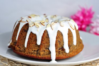 Pastel de avena con harina de almendras y cobertura de coco