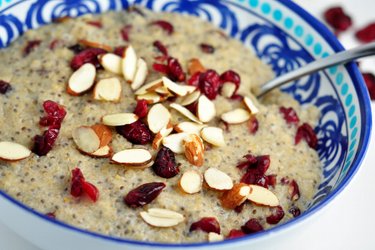 Bulgur con leche, semillas de chía y arándanos