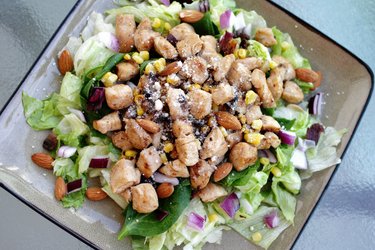 Ensalada de pollo con cebolla morada y almendras