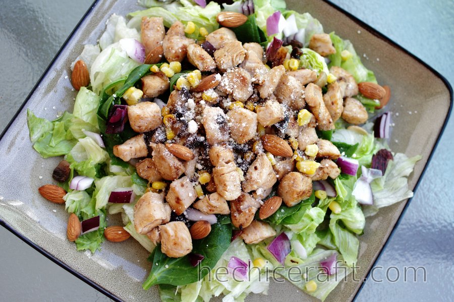 Ensalada de pollo con cebolla morada y almendras