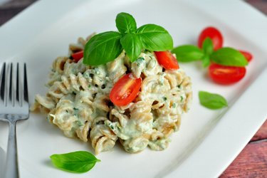 Pasta Ligera con Salsa Cremosa de Albahaca (Baja en Calorías, Baja en Grasa)