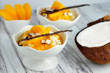 Pudín de arroz saludable con leche de vainilla con mango