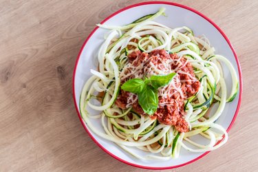 “Espagueti” de calabacín con salsa de atún