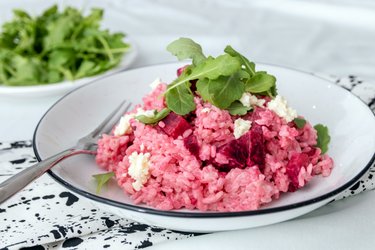 Sencillo risotto con remolacha y queso de cabra