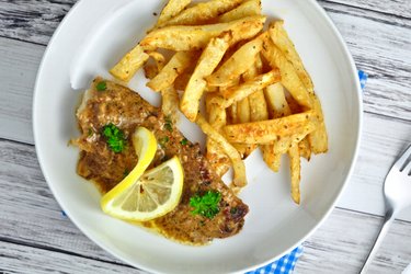 Bacalao estofado en salsa de limón y ajo con bastones de apio