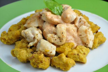 Ñochis de calabaza con pollo y salsa de queso