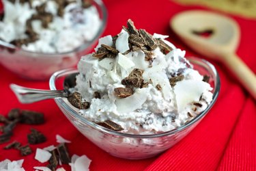 Deliciosa crema Raffaello con queso quark, cerezas y chocolate