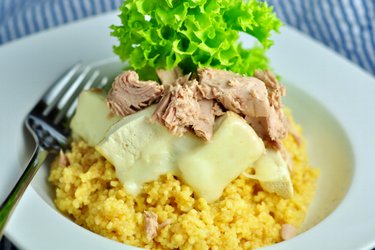 Tofu con queso, cuscús y atún