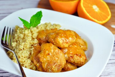 Pechugas de pollo en salsa de naranja con quinua