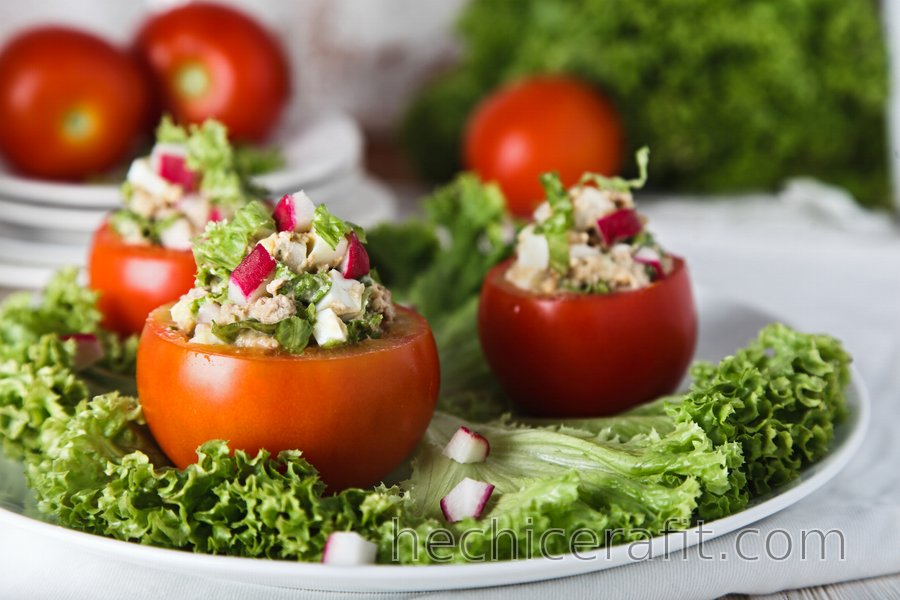 Ensalada de atún y huevo servida en tomate