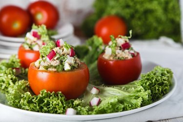 Ensalada de atún y huevo servida en tomate