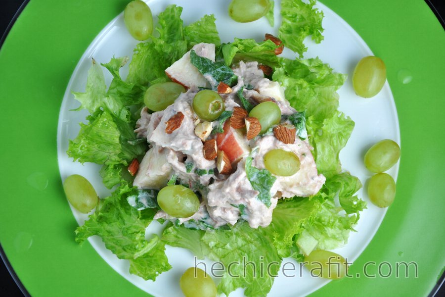 Ensalada de atún saludable con verduras y frutas 